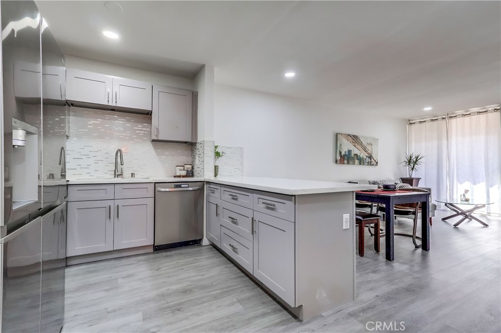 425 S Kenmore Avenue 306