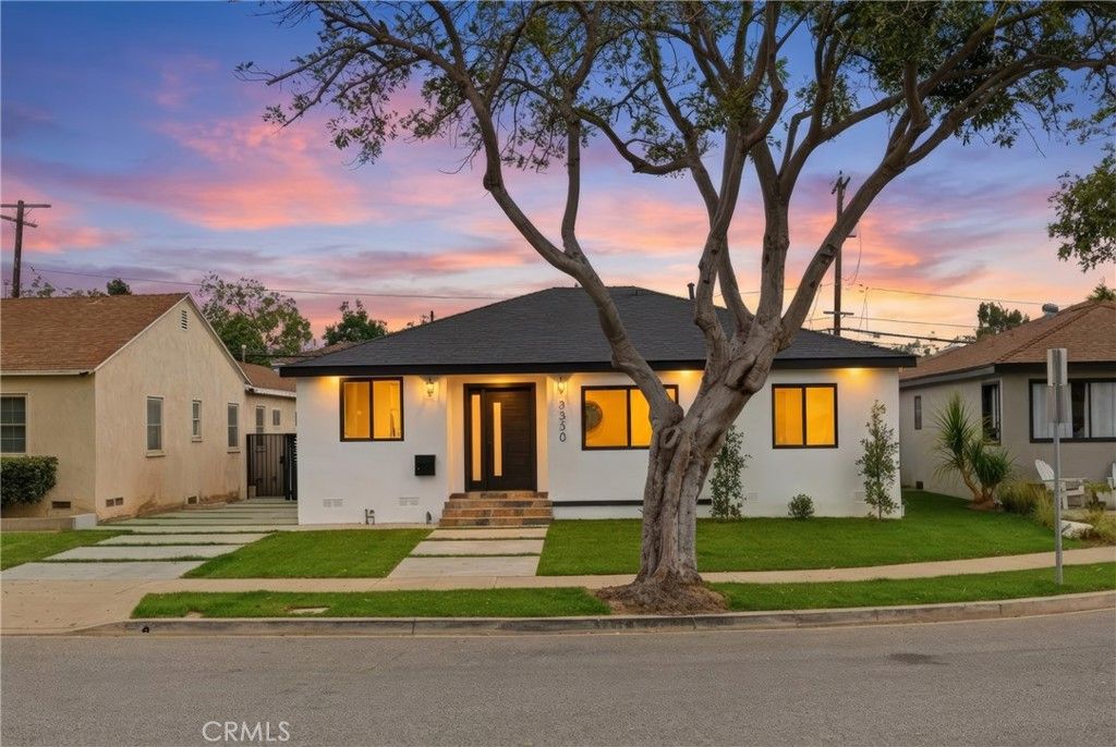 Photo of 3330 Delaware Avenue, Santa Monica, CA 90404 (MLS # PW26028531)