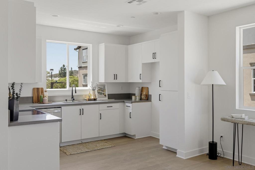 244 Pico Ave 4