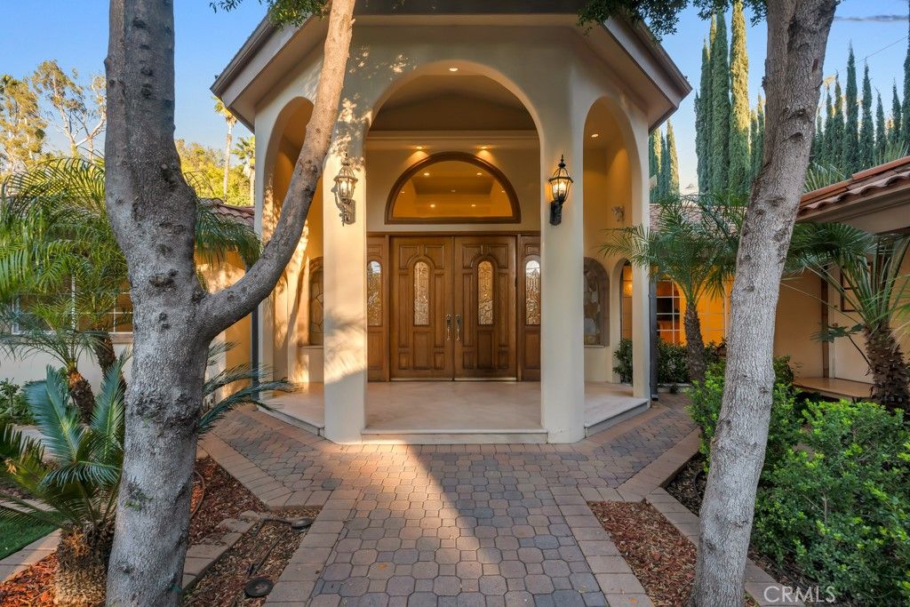 Photo of 4446 Hayvenhurst Avenue, Encino, CA 91436 (MLS # SR26035800)