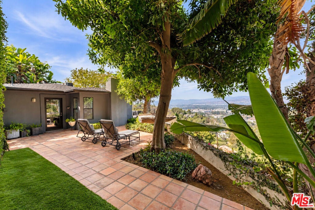 7301 Pacific View Drive