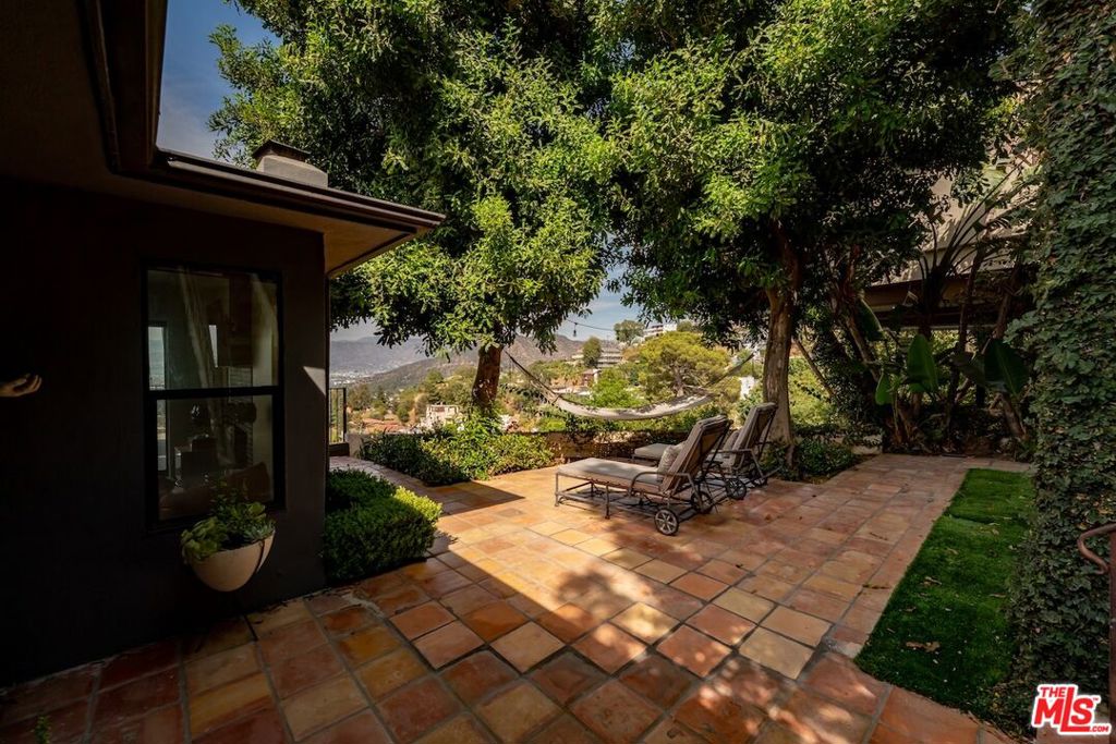 7301 Pacific View Drive