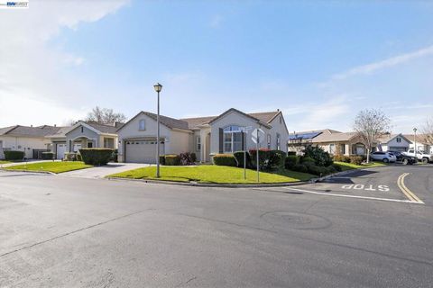 Photo of 309 Upton Pyne Dr Dr, Brentwood, CA 94513 (MLS # 41130929)