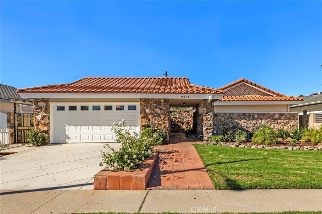 Welcome to Leilani Drive in the highly sought-after Newport West tract, in South Huntington Beach, just half a mile from the sand. This coastal residence has completed an extensive remodel, showcasing high-end finishes and a modern light and bright aesthetic throughout. Step inside to discover luxury vinyl plank flooring, new cabinetry, and sleek quartz countertops that bring style and functionality to every space. The open-concept kitchen features brand-new stainless steel appliances, ample storage, and recessed lighting, creating an ideal environment for both everyday living and entertaining. Be the first to take advantage of this turnkey experience in one of Huntington Beach’s most desirable neighborhoods. Enjoy being close to top-rated schools, as well as the vibrant shopping, dining, and nightlife of nearby Newport Beach and Costa Mesa.