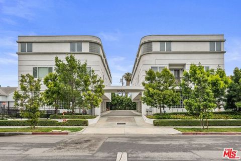 Photo of 1060 S Bronson Avenue #1, Los Angeles, CA 90019 (MLS # 26833781)