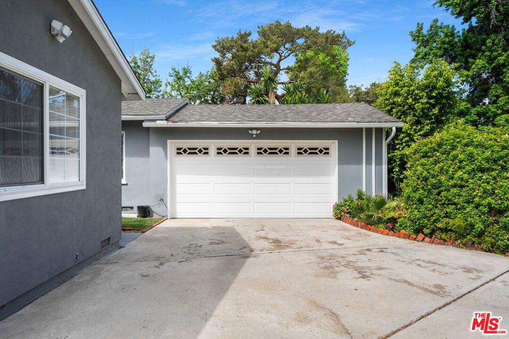 Photo of 14346 Killion Street, Sherman Oaks, CA 91401 (MLS # 26673607)