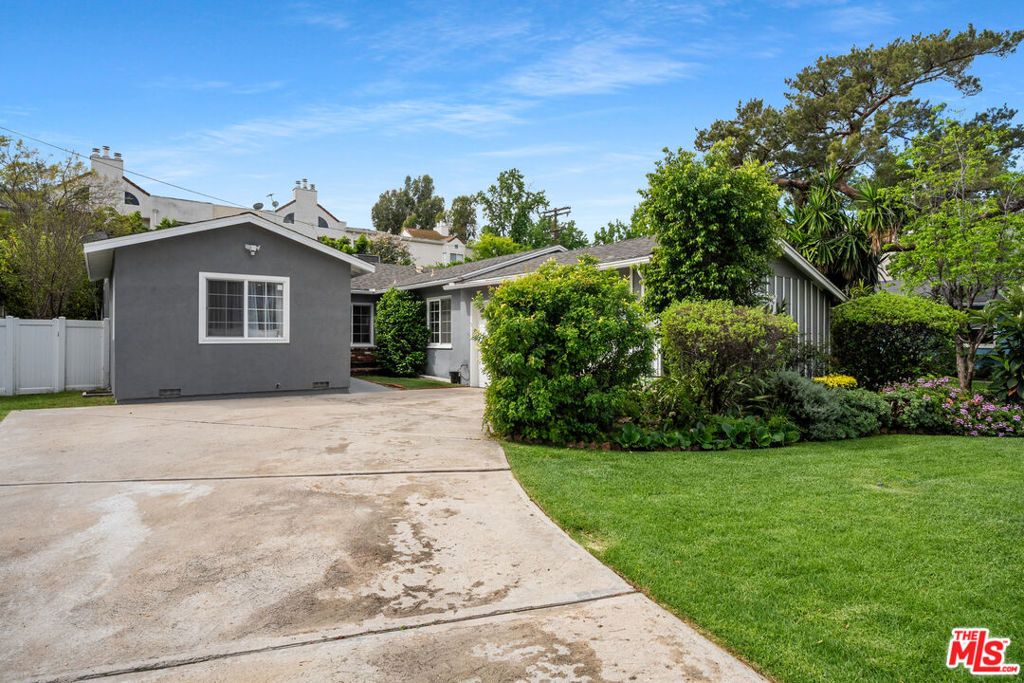 Photo of 14346 Killion Street, Sherman Oaks, CA 91401 (MLS # 26673607)