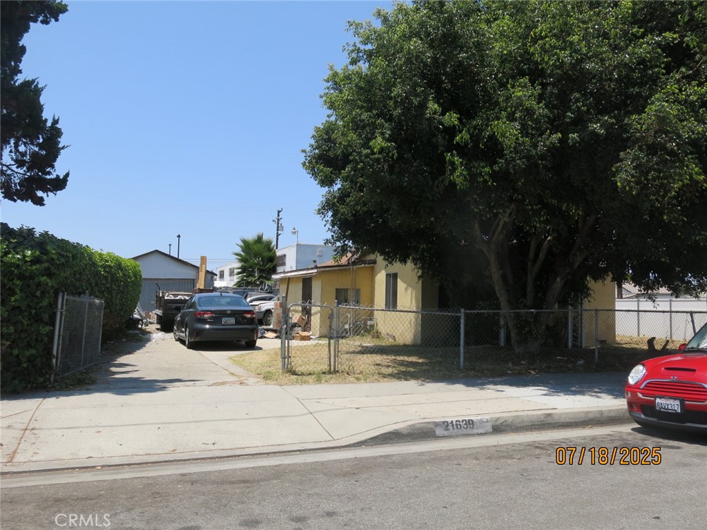 Main image without alt text