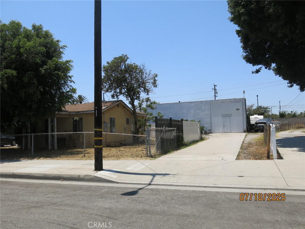 Main image without alt text