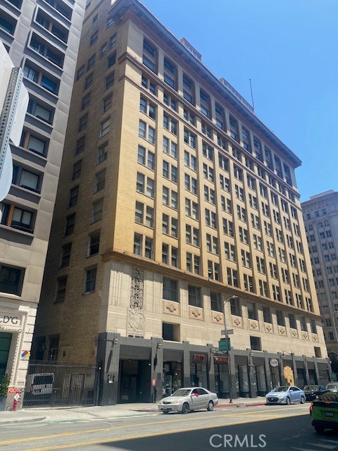 Experience Iconic Downtown Living in the Historic Bartlett Building! Step into this sun-drenched corner loft located in the renowned Bartlett Building, a registered historic landmark in the heart of Downtown LA’s vibrant Historic Core. This beautifully preserved residence blends vintage character with modern urban flair. Boasting five oversized industrial windows and soaring 10-foot exposed ceilings, the space is filled with natural light and rich architectural charm — perfect for showcasing your personal style. Whether you’re dreaming of a stylish city home or a creative live/work studio, this open-concept loft offers the versatility to make it your own.
The Bartlett Building features:
A rooftop garden and sundeck with sweeping skyline views
24-hour front desk and concierge service for peace of mind
Mills Act approval — offering substantial property tax savings for owners
Enjoy unbeatable walkability to trendy cafés, artisan restaurants, boutique shops, galleries, and public transit — everything that makes downtown LA a world-class destination.
This unit includes a private storage space, with parking options available nearby.
If you’ve been seeking the perfect blend of historic elegance, artistic inspiration, and vibrant city living — you’ve just found it