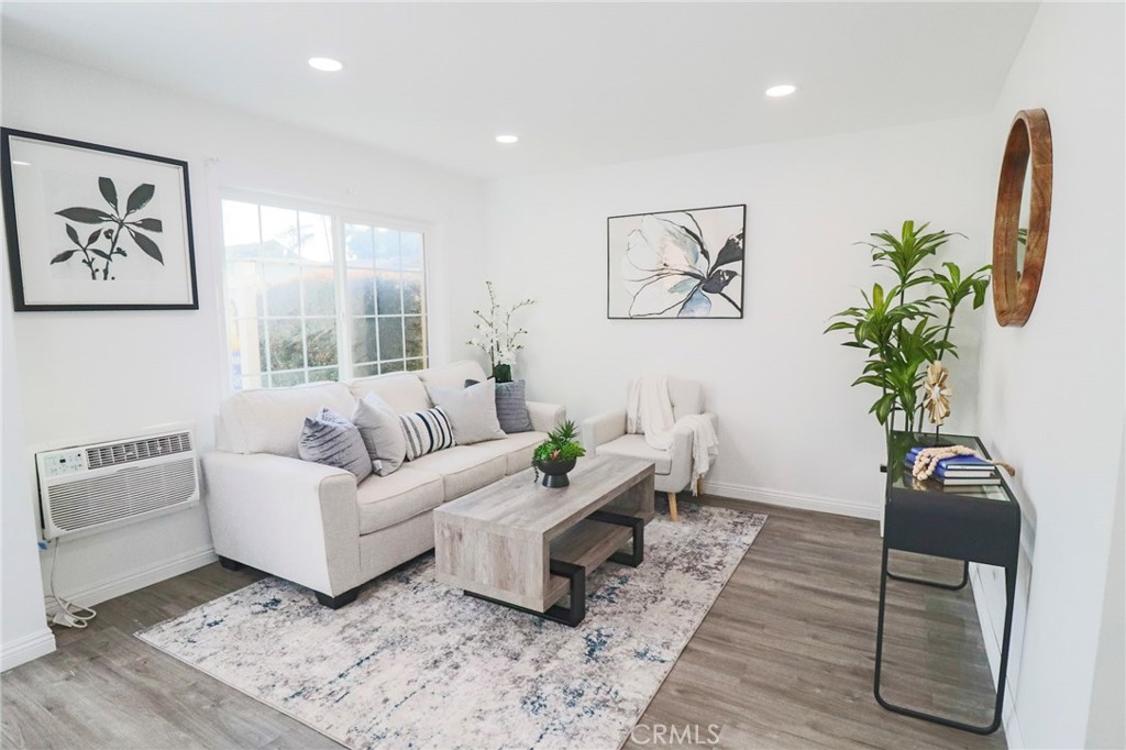 1602 N King Street E1