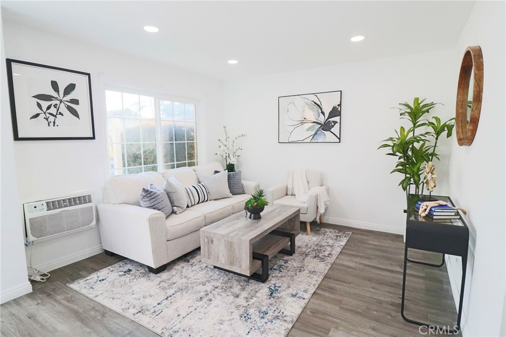 1602 N King Street E1