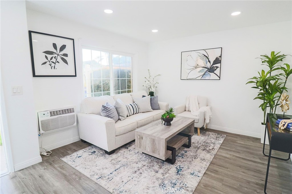 1602 N King Street E1