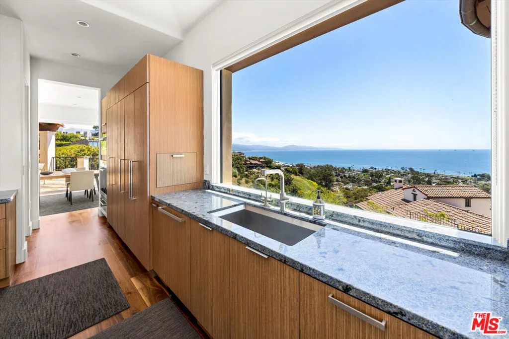 Santa Barbara, California 93109, United States, 4 Bedrooms Bedrooms, ,5 BathroomsBathrooms,Residential,Pending,134766