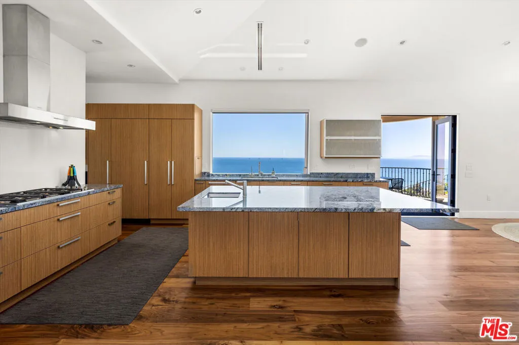 Santa Barbara, California 93109, United States, 4 Bedrooms Bedrooms, ,5 BathroomsBathrooms,Residential,Pending,134766