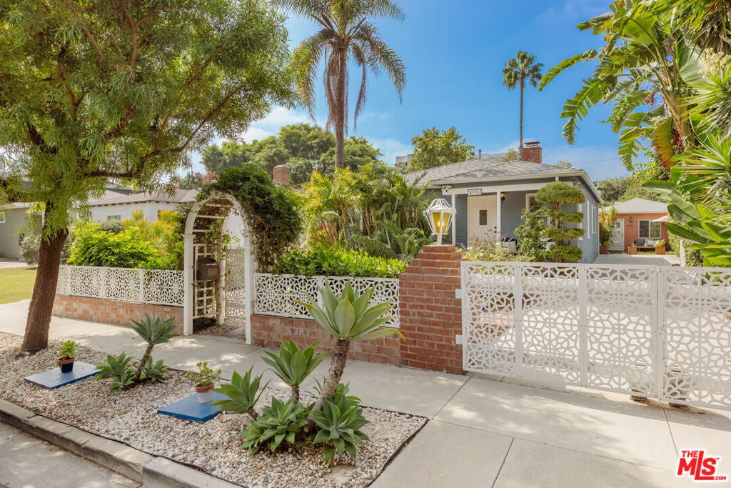Photo of 4931 Coolidge Avenue, Los Angeles, CA 90230 (MLS # 26997321)