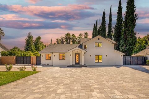 Photo of 17800 Raymer Street, Sherwood Forest, CA 91325 (MLS # GD25278526)