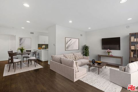 Photo of 1055 S Bedford Street #2, Los Angeles, CA 90035 (MLS # 25617449)