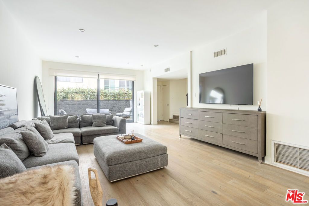 Photo of 1823 N Fuller Avenue #5, Los Angeles, CA 90046 (MLS # 25531749)