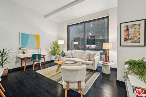 Photo of 655 S Hope Street #1006, Los Angeles, CA 90017 (MLS # 25619165)