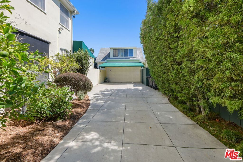 Photo of 218 Lorraine Blvd, Los Angeles, CA 90004 (MLS # 25594053)