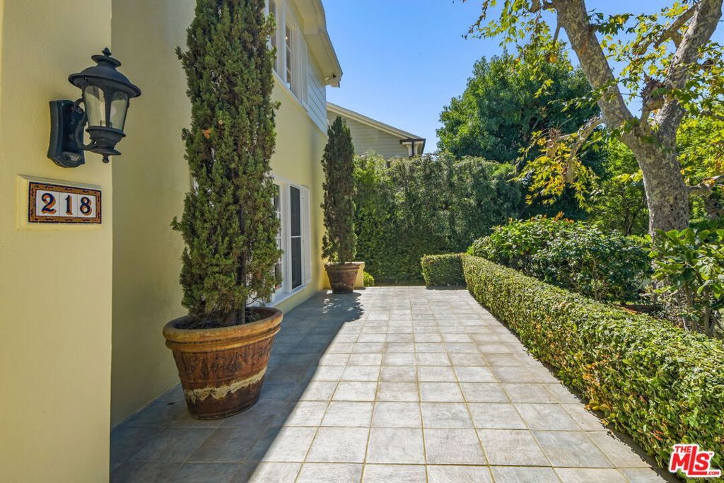 Photo of 218 Lorraine Blvd, Los Angeles, CA 90004 (MLS # 25594053)