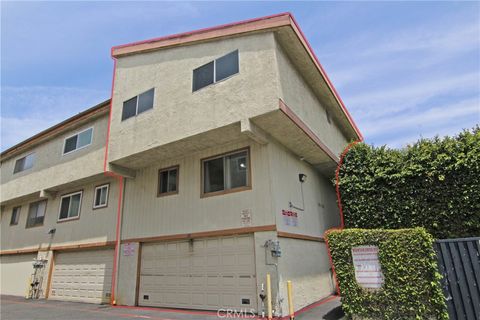 Photo of 13080 Dronfield Avenue #40, Sylmar, CA 91342 (MLS # SR26098228)