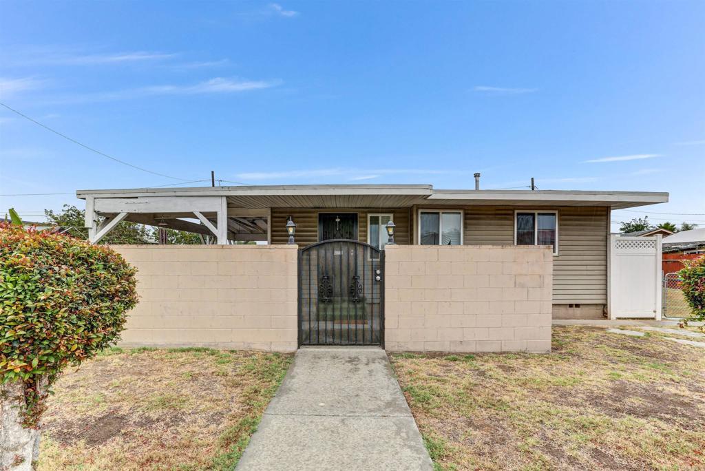 Great Investment Opportunity – Detached Duplex in Prime San Diego Location! Hitting the market for the first time, this rare find features two fully detached units—each with 2 bedrooms, 1 bathroom, a private entrance, and separate water meters. Both have a practical layout, laundry closets, extra storage, and get plenty of natural light. Sitting on a spacious lot, each unit also has its own outdoor space and dedicated parking. Whether you're after a long-term investment, multi-generational setup, or a property with room to grow, opportunities like this don’t come around often—especially right in the heart of San Diego.