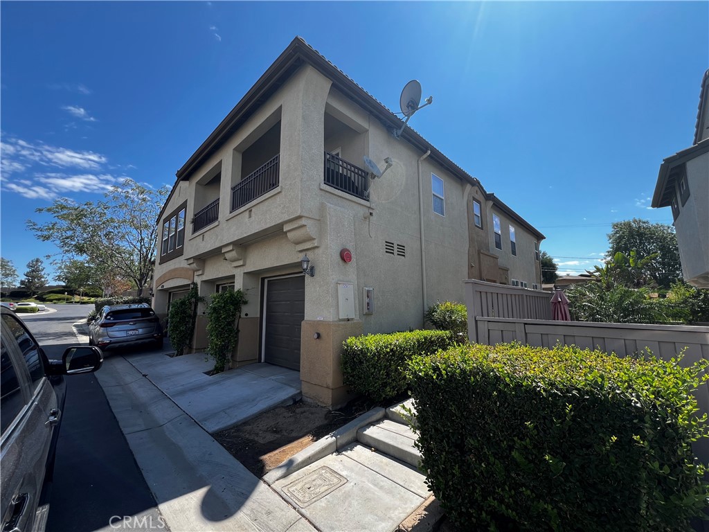 Welcome to this charming two-story condo in Murrieta! Featuring 2 bedrooms, 2.5 bathrooms, and a private yard, this home offers comfortable living in a great location. The one-car garage includes laundry space, and the open layout makes it perfect for modern living. Conveniently located near shopping, dining, and freeway access.