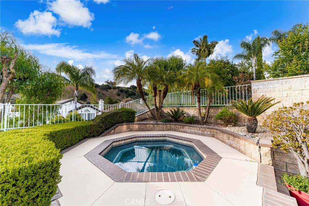 15025 Avenida De Las Flores