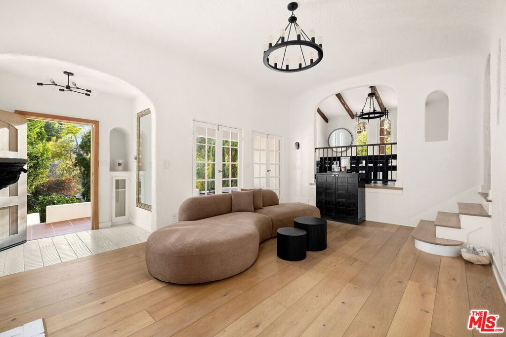 8061 Woodland Lane