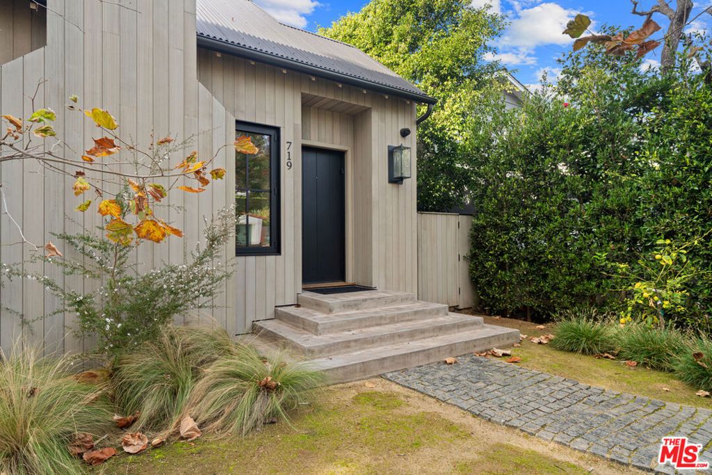 Photo of 719 San Lorenzo Street, Santa Monica, CA 90402 (MLS # 25630591)