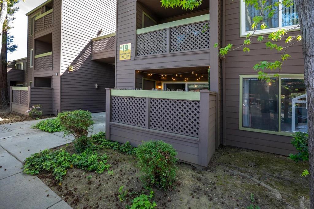 1195 Yarwood Court