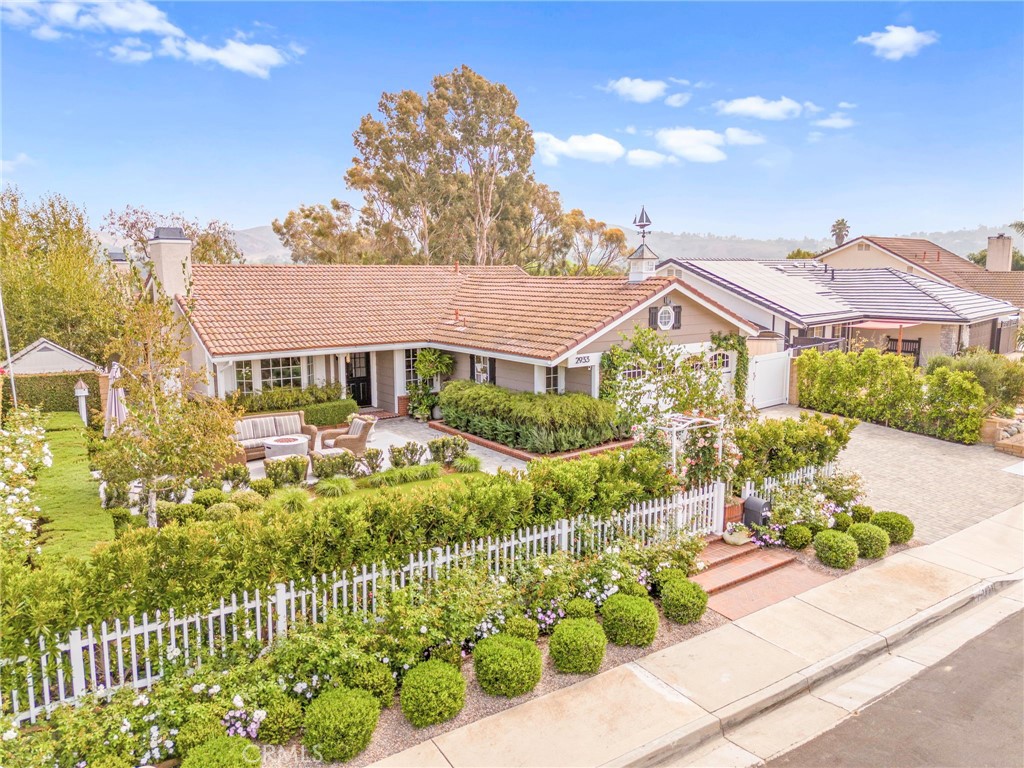 2933 Estancia