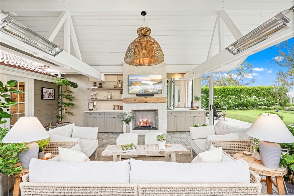 2933 Estancia