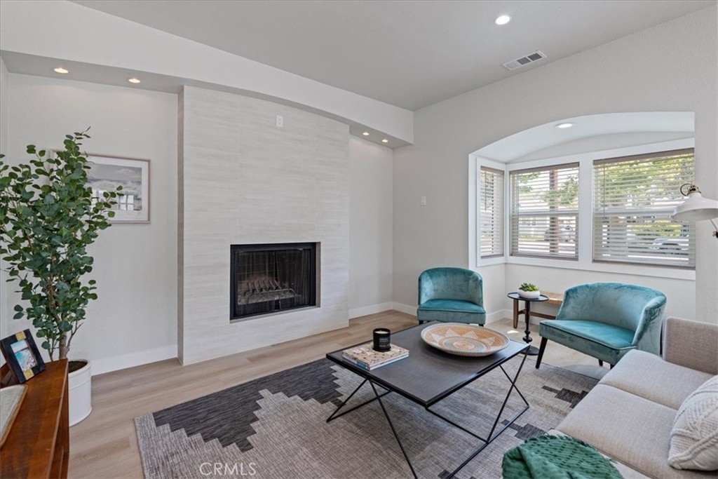 1043 E Palmyra Avenue