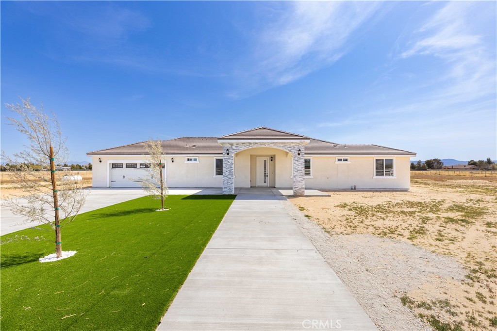New beutiful Ranch home with a master bedroom with his own bath and a jr. master betroom with his owb bath too, and two more bedrooms witha 3er full bath betweent both bedrooms, this rach wont last long, so hurry and call me.