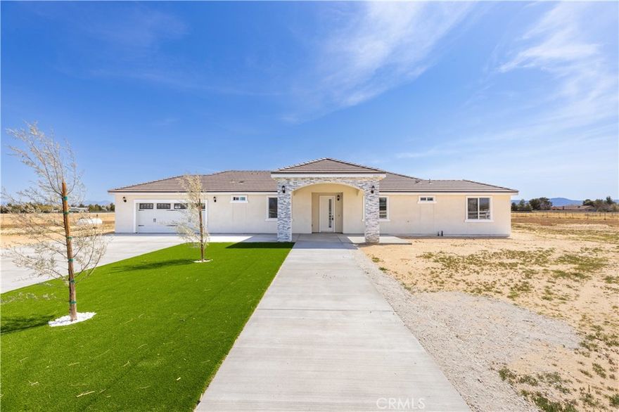 New beutiful Ranch home with a master bedroom with his own bath and a jr. master bedroom with bathroom too,  and two more bedrooms with 3er full bath between both bedrooms, this ranch wont last long, so hurry and call me.