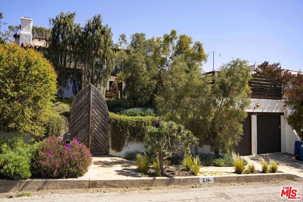 Photo of 216 Notteargenta Road, Pacific Palisades, CA 90272 (MLS # 26713951)