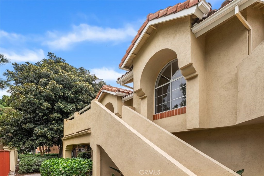 Welcome to 89 Alberti Aisle, a unique 2 bedroom, 2 Bathroom VIEW home tucked away in the highly sought-after Westpark Tiempo community of Irvine. This quiet upper-end carriage unit offers the ultimate in privacy, charm, and convenience with no neighbors living above or below. The light and bright interior showcases an open floor plan with soaring vaulted 11+ Foot ceilings, wood-style laminate flooring, and a cozy fireplace in the living room, which flows seamlessly into the dining area and kitchen, perfect for everyday living and entertaining. A generously sized secondary bedroom is perfect for guests, a home office, or additional living space, and is complemented by a full hallway bathroom that has been gorgeously remodeled. The spacious primary suite features dual mirrored closets, an ensuite bathroom, and its own private balcony with serene park views. Combined with an oversized front patio, there's an additional 200+ sq ft of outdoor living space to enjoy along with in-unit laundry, one-car garage, and a covered carport to complete the home. Enjoy resort-style amenities including pools, spas, tennis courts, sport courts, tot lots, and beautiful parks. Ideally located near top-rated Irvine schools or walk to premier shopping, dining, entertainment, and multiple parks. Quick access to the 5, 55, and 405 freeways. Don’t miss this exceptional opportunity to call Irvine home, today.