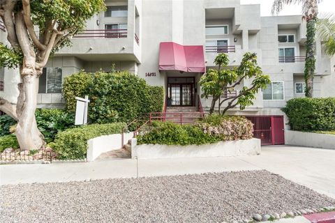 Photo of 14631 Dickens Street #7, Sherman Oaks, CA 91403 (MLS # GD26059573)