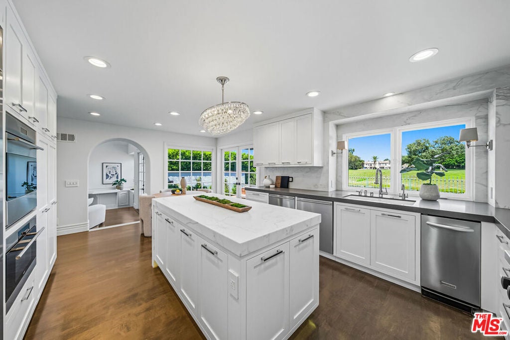 19382 Woodlands Drive, Huntington Beach CA 92648 - Photo 10