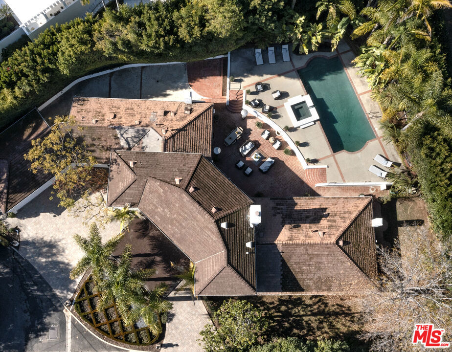Prime Brentwood Park Gem. Timeless Georgian Traditional on just over a 20,400sqft corner lot. Excellent curb appeal with a classic white brick facade. Complete privacy from rear grounds with oversized pool and canopy of Palm trees. Excellent flow for entertaining as all public rooms open to grounds. Upstairs main bedroom suite with fireplace. 3 additional bedrooms and large playroom. A+ location coveted on Oakmont Drive.