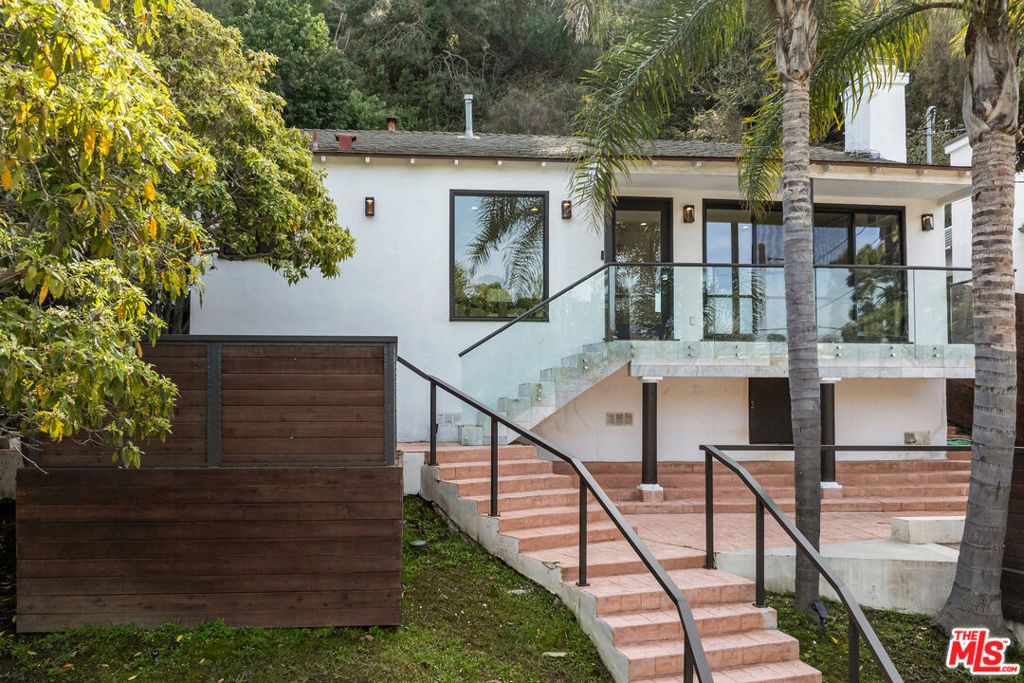 Photo of 386 Entrada Drive, Santa Monica, CA 90402 (MLS # 25500649)