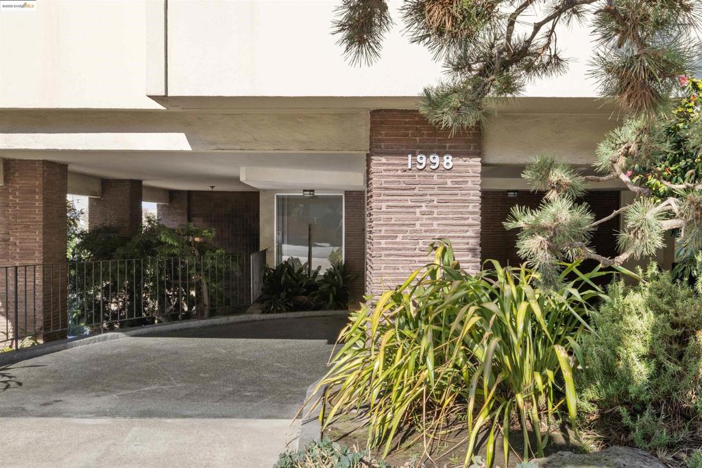 This light-filled 2 bedroom 2 bathroom exquisite retreat condo with large windows and open floor plan has been freshly painted and is a great value!! A city lover's dream, a walker's paradise!! WalkScore of 94. Walk to Fillmore, Union & Polk Streets, Lafayette & Alta Plaza Parks plus corporate shuttles too. Chic and serene!! in the center of one of San Francisco's most vibrant neighborhoods, this boutique mid-century elevator building is framed by a dramatic, wraparound porte cochere and perfectly perched atop Pacific Avenue. It is one of the few buildings in San Francisco to offer a covered driveway - convenient for Uber/Lyft pickups. A secure and attached garage and exceptional common amenities, including a beautiful and well-appointed HOA club room with sauna and an additional storage room finish this wonderful home. The living room and two bedrooms are on the sunny side, with plenty of light. Even in the cold winter, the room is still as warm as spring.
