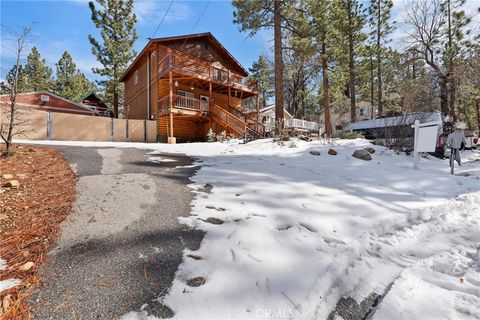 Photo of 879 Spruce Ln, Sugarloaf, CA 92386 (MLS # SW26005397)