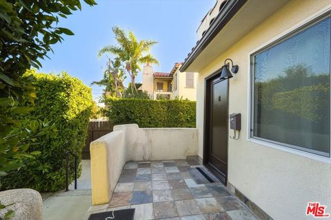 Photo of 809 N La Jolla Avenue, Los Angeles, CA 90046 (MLS # 26650883)