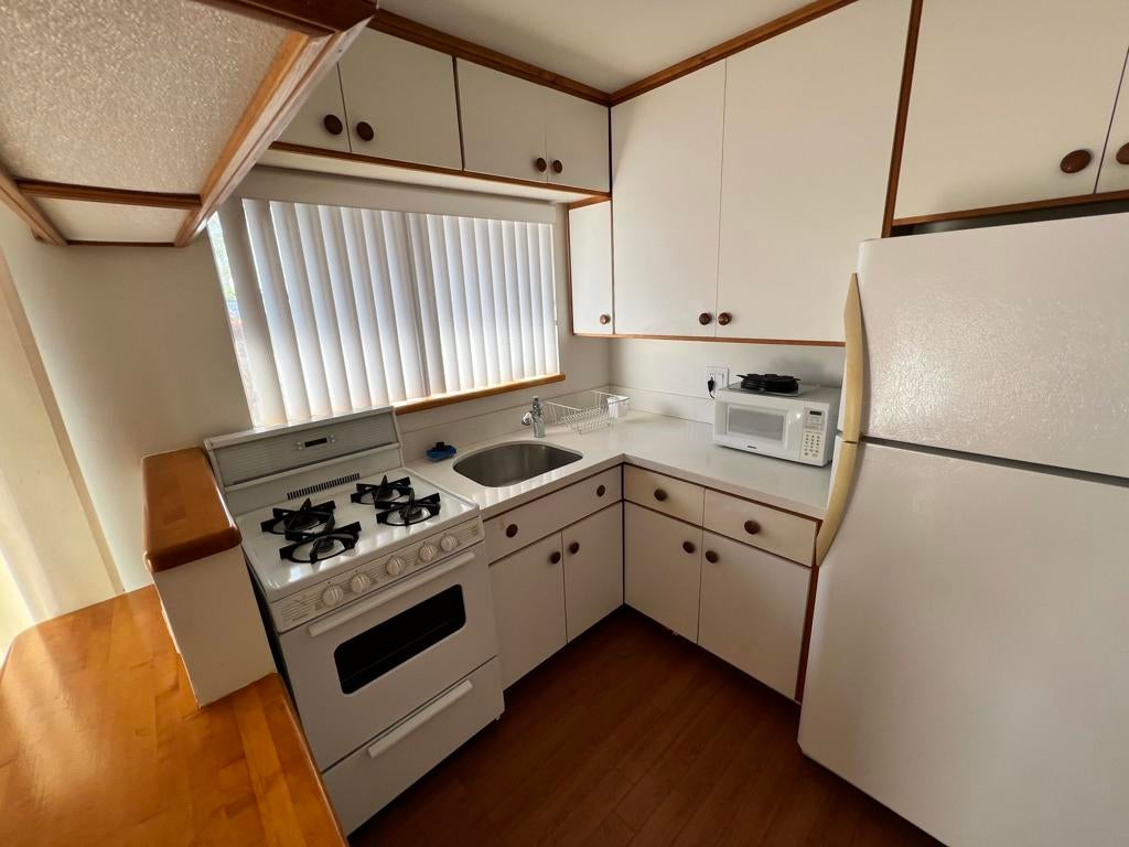 163 W Mariposa C