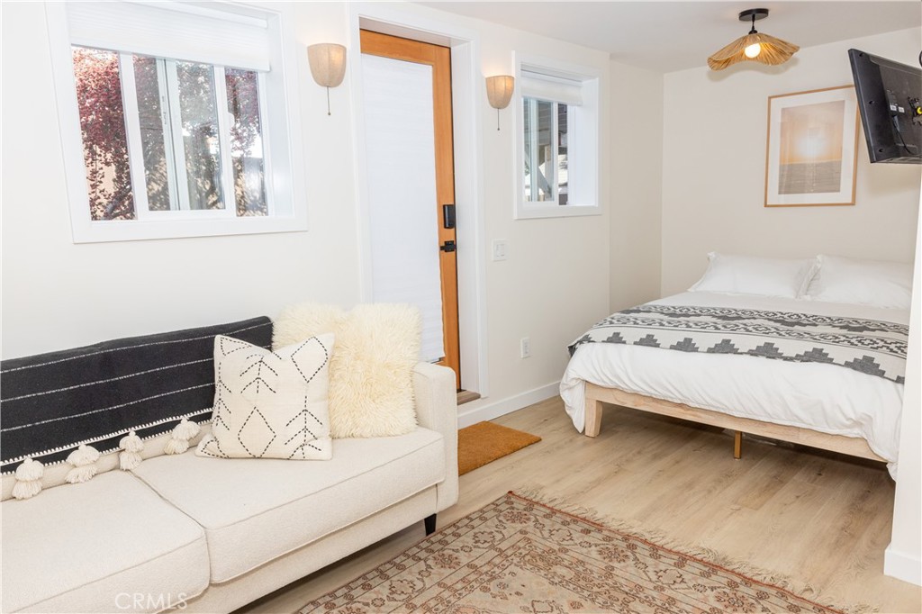 160 Avenida Florencia C