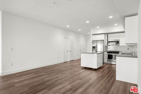 Photo of 1215 S Bedford Avenue #304, Los Angeles, CA 90035 (MLS # 26834071)